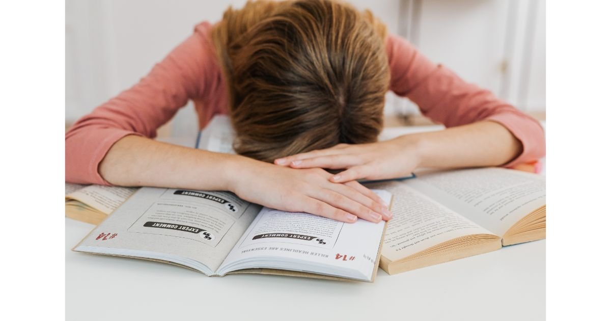 Pessoa desanimada após cometer erros ao começar a estudar para concurso.